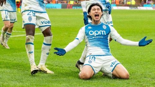 Anh cán mốc 7 bàn và 5 kiến tạo cho Monaco tại Ligue 1 mùa này, nằm trong top 5 cầu thủ in dấu giày trực tiếp vào các bàn thắng nhiều nhất giải đấu. Minamino cũng trở thành cầu thủ người Nhật Bản có nhiều kiến tạo và bàn thắng nhất trong một mùa giải Ligue 1.