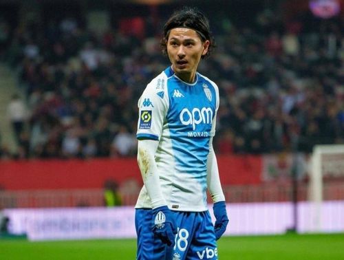 Phải làm khách trên sân Lens, hiện tượng của Ligue 1 mùa trước, là thử thách với Monaco. Họ dẫn trước Lens 2-0 chỉ sau nửa giờ đồng hồ thi đấu, nhưng để đội chủ nhà gỡ hòa khi trận đấu trôi về những phút cuối.
