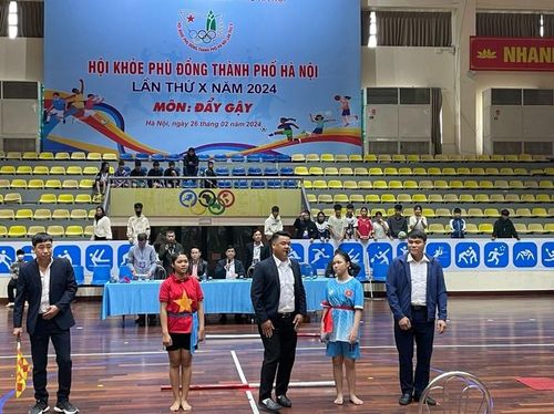 Các vận động viên thi đấu môn đẩy gậy.