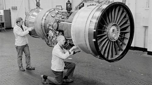 Mỗi oanh tạc cơ B-52H được trang bị 8 động cơ Pratt & Whitney TF33 kể từ khi xuất xưởng vào thập niên 1960.