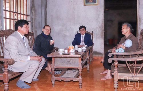 Lãnh đạo Hội Nạn nhân CĐDC huyện Võ Nhai thăm, động viên gia đình nạn nhân Nông Viết Tạo, ở xóm Cao Lầm, xã Phú Thượng.