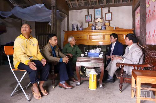Lãnh đạo Hội Nạn nhân CĐDC huyện Võ Nhai thăm gia đình nạn nhân Hoàng Vân Khánh, xóm La Hóa, xã Tràng Xá.