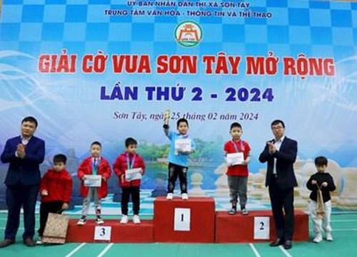 Ban tổ chức Giải cờ vua Sơn Tây mở rộng lần thứ 2 năm 2024 trao thưởng tới các kỳ thủ xuất sắc.