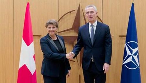 Tổng thư ký NATO Jens Stoltenberg và Bộ trưởng Quốc phòng Thụy Sĩ Viola Amherd trong cuộc gặp tại Brussels, tháng 3-2023. Ảnh: NATO