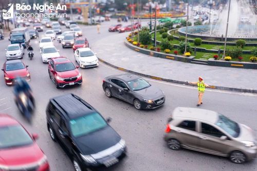  Cảnh sát giao thông Công an thành phố Vinh căng mình đảm bảo an toàn giao thông. Ảnh: Nguyễn Đạo 