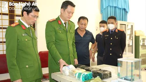  Công an Nghệ An và Công an thành phố Vinh kiểm tra tang vật trong vụ án ma túy xuyên quốc gia. Ảnh: Minh Khôi 