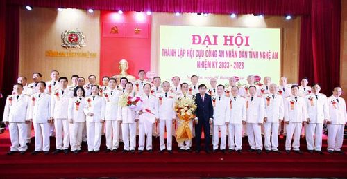  Nhiều cựu cán bộ, chiến sĩ công an thành phố Vinh được bầu vào Ban chấp hành Hội cựu công an nhân dân tỉnh Nghệ An. Ảnh: Trọng Tuấn 
