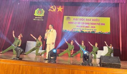  Các chiến sĩ Đoàn nghệ thuật Cựu CAND và Đoàn thanh niên Công an Thành phố Vinh thể hiện tác phẩm Khúc ca Cựu Công an nhân dân Việt nam (Thơ: Đại tá Hồ Xuân Hòa, nhạc: Quốc Nam). Ảnh: Thành Trung 