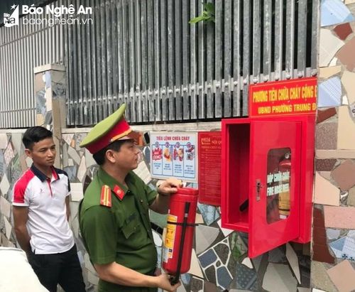  Công an Phường Trung Đô hướng dẫn người dân sử dụng bình chữa cháy. Ảnh: Đặng Cường 
