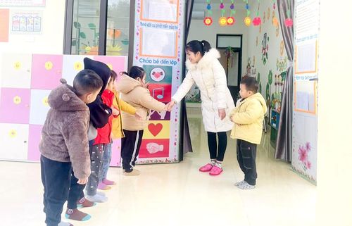 Học sinh Trường Mầm non Sơn Nam (Sơn Dương) mặc đủ ấm khi đến lớp.