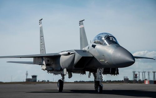Một cựu phi công F-15C khác cho biết, anh ta có thể tăng tốc một trong các máy bay chiến đấu Eagle mà mình từng điều khiển lên Mach 2,25 ở độ cao lớn.