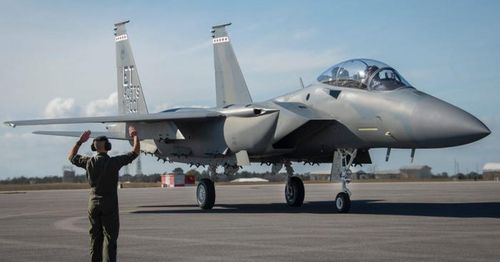 Tờ báo lưu ý, cựu phi công thử nghiệm F-15 của Không quân Mỹ và Giám đốc chương trình Eagle II hiện tại - ông Rob Novotny đến từ Boeing đã nói chuyện với giới truyền thông về cấu hình “sạch” của F-15EX.