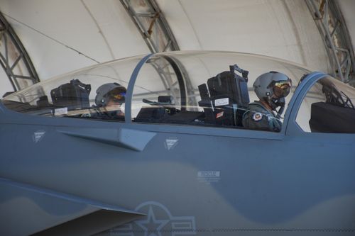 "Tuy nhiên các phi công lái F-15EX khó có thể đạt tốc độ gần Mach 2,5", trang TWZ cho biết khi nhấn mạnh rằng việc bay theo “cấu hình triển lãm hàng không” khác hoàn toàn một cuộc xuất kích chiến đấu thực sự với đạn dược và thùng nhiên liệu đầy.