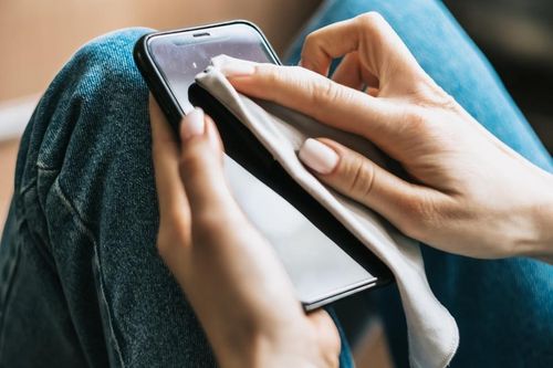 Xiaomi là hãng duy nhất cảnh báo người dùng về loại dán màn hình này. Ảnh: Techwithtech.