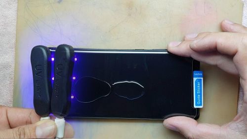 Loại kính UV được cho là làm hỏng màn hình smartphone. Ảnh: YouTube.
