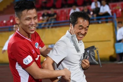 HLV Lee Young-jin trở lại công việc bóng đá.