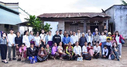 Đoàn phóng viên nước ngoài thăm nơi giáo dân Đắk Lắk sinh hoạt tôn giáo. (Ảnh: Nguyễn Hồng)