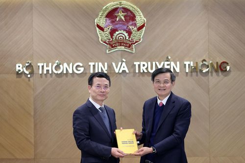 Bộ trưởng Nguyễn Mạnh Hùng tặng cuốn sách "Ngành Thông tin và Truyền thông" cho ông Đoàn Minh Huấn, Bí thư Tỉnh ủy Ninh Bình.