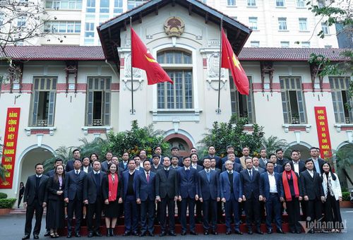 Bộ trưởng Nguyễn Mạnh Hùng cùng các Thứ trưởng chụp ảnh lưu niệm với đoàn công tác của tỉnh Ninh Bình.
