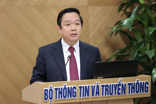 Chủ tịch UBND tỉnh Ninh Bình Phạm Quang Ngọc kiến nghị Bộ TT&amp;TT hỗ trợ tỉnh trong phát triển công nghiệp ICT. 
