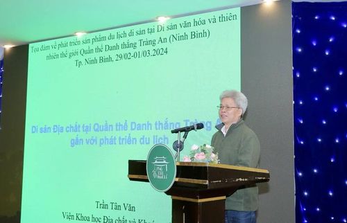 Phó Giáo sư, Tiến sĩ Trần Tân Văn, Viện Khoa học Địa chất và Khoáng sản Việt Nam trình bày nội dung "Di sản địa chất tại Quần thể Danh thắng Tràng An gắn với phát triển du lịch". (Ảnh: ANH TUẤN)