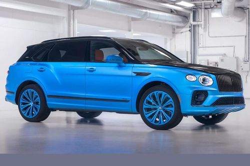 Mặc dù đã được ra mắt từ năm 2022, nhưng Bentley Bentayga EWB Azure siêu sang vẫn chưa có một lựa chọn khá phổ biến trong phân khúc siêu sang: sơn 2 tông màu. Trên thực tế Bentley đang chuẩn bị tung ra lựa chọn này, nhưng một cặp vợ chồng người Mỹ đã buộc hãng phải làm điều đó sớm hơn tới 1 năm khi thông qua bộ phận cá nhân hóa Mulliner.