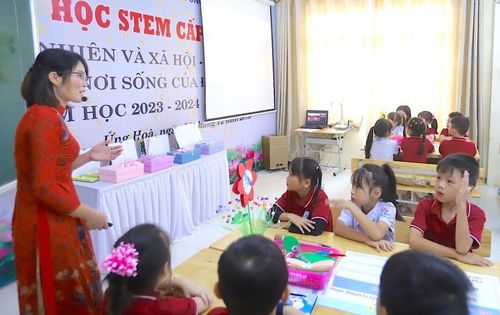 Cô Hoàng Thị Thảo - Trường Tiểu học Vạn Thái (huyện Ứng Hòa) thực hiện tiết dạy chuyên đề STEM cấp thành phố. Ảnh: Lan Anh