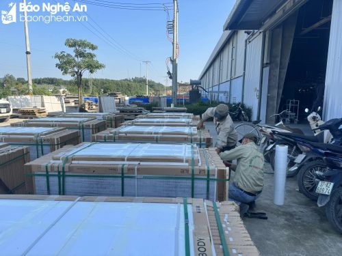  Có thời điểm hàng sản xuất ra không tiêu thụ được khiến kho bãi Công ty CP Trung Đô tại Khu Liên hợp Nghi Văn chất đầy buộc doanh nghiệp phải dừng sản xuất. Ảnh: N.Hải 