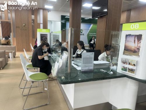  So với cùng thời điểm này năm trước, khách đến giao dịch tại các phòng giao dịch của ngân hàng giảm hơn. Ảnh: Nguyễn Hải 