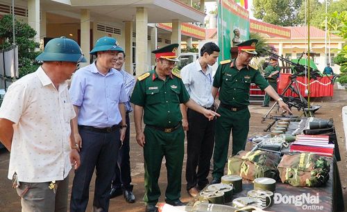 Lãnh đạo UBND huyện, lực lượng vụ trang huyện đi tham quan mô hình học cụ huấn luyện