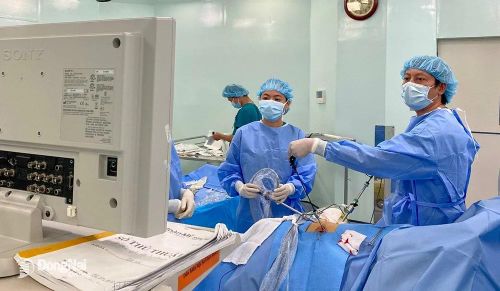 Các bác sĩ thực hiện ca phẫu thuật bóc khối u nguy hiểm cho bệnh nhân