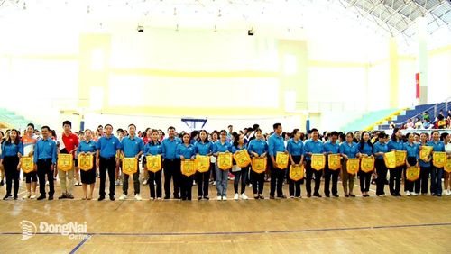 Ban tổ chức giải tặng cờ lưu niệm cho các đơn vị tham gia giải bóng chuyền và Cầu lông trong nữ đoàn viên, người lao động năm 2024