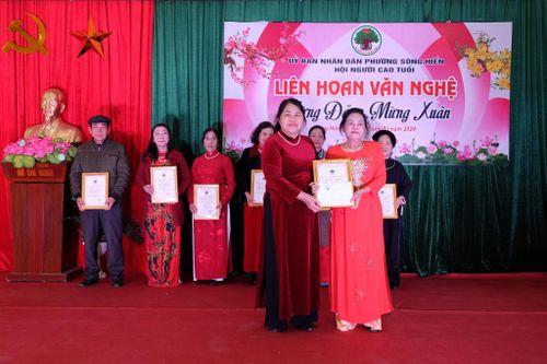 Ban Tổ chức trao giải Đặc biệt cho tiết mục xuất sắc nhất.