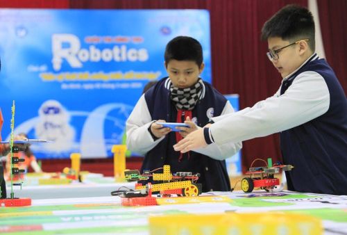 Trải nghiệm với các gian trưng bày sản phẩm STEM.