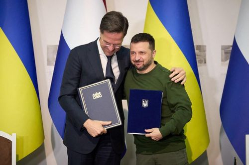 Tổng thống Ukraine Volodymyr Zelensky (phải) và Thủ tướng Hà Lan Mark Rutte ký thỏa thuận an ninh vào ngày 1/3, mở đường để Amsterdam cung cấp cho Kiev khoản viện trợ quân sự lên tới 2 tỷ Euro trong năm nay. (Nguồn: Reuters)