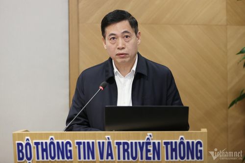 Cục trưởng Cục Viễn thông Nguyễn Thành Phúc chia sẻ bài học kinh nghiệm từ Singapore. Ảnh: Lê Anh Dũng
