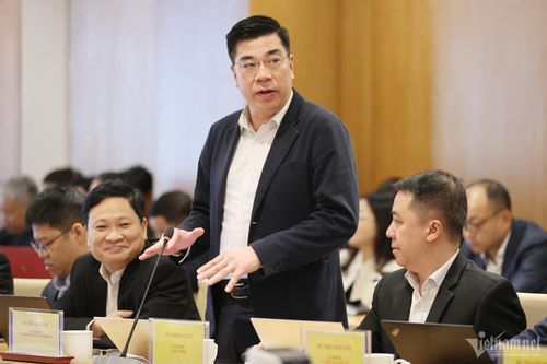 Vụ trưởng Vụ Kinh tế số và Xã hội số Trần Minh Tuấn gợi mở về cách quản trị theo phương pháp OKRs. Ảnh: Lê Anh Dũng