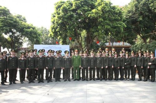 Trung tướng Lê Minh Quý cùng các CBCS Viện Khoa học và công nghệ tại Lễ phát động Tết trồng cây Xuân Giáp Thìn 2024.