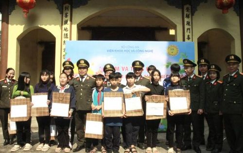 Trung tướng Lê Minh Quý và các đồng chí lãnh đạo Viện Khoa học và công nghệ tặng quà, cùng sách vở, trang thiết bị học tập cho các cháu mồ côi.