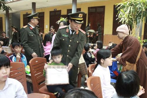 Trung tướng Lê Minh Quý tặng quà cho các cháu mồ côi đang được nuôi dưỡng tại Trung tâm Bảo trợ xã hội chùa Bồ Đề.