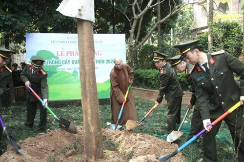 Trung tướng Lê Minh Quý cùng lãnh đạo, CBCS trồng cây hưởng ứng phong trào Tết trồng cây Xuân Giáp Thìn 2024