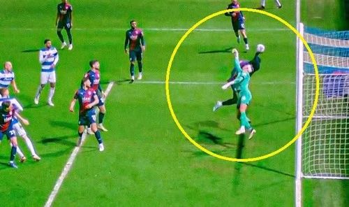 Cầu thủ West Brom dùng tay cản bóng nhưng không phải chịu án phạt.