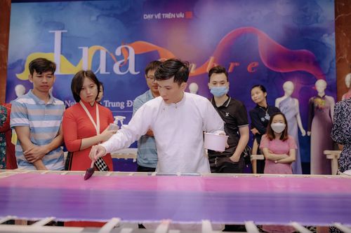  Nghệ nhân - NTK Trung Đinh hướng dẫn kỹ thuật nhuộm ombre. Ảnh: NVCC 