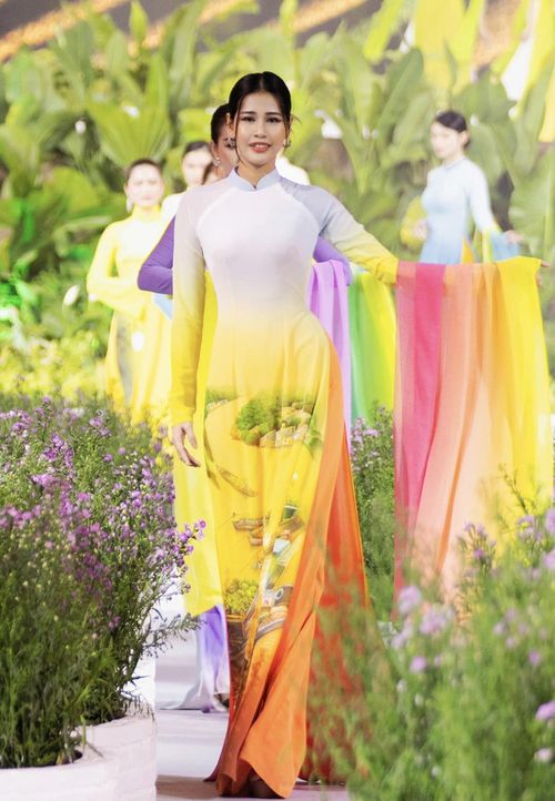  Áo dài được thực hiện theo phương pháp nhuộm ombre của nghệ nhân - NTK Trung Đinh 