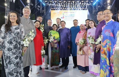  Lãnh đạo TPHCM mặc áo dài chụp hình lưu niệm cùng các đại sứ áo dài là đại diện các cơ quan ngoại giao tại TPHCM. Ảnh: DŨNG PHƯƠNG 