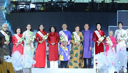  Lãnh đạo TPHCM tặng hoa cảm ơn các đại sứ, NTK đồng hành cùng Lễ hội Áo dài TPHCM năm 2024. Ảnh: DŨNG PHƯƠNG 
