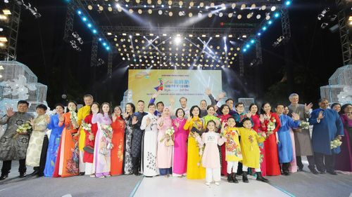  Hưởng ứng mặc áo dài tại khai mạc Lễ hội Áo dài TPHCM năm 2024. Ảnh: DŨNG PHƯƠNG 