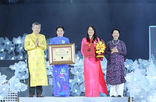  Trao Kỷ lục Việt Nam “Lễ hội Áo dài TPHCM - Lễ hội tôn vinh và quảng bá áo dài Việt Nam được tổ chức thường niên liên tục nhiều nhất”. Ảnh: DŨNG PHƯƠNG 