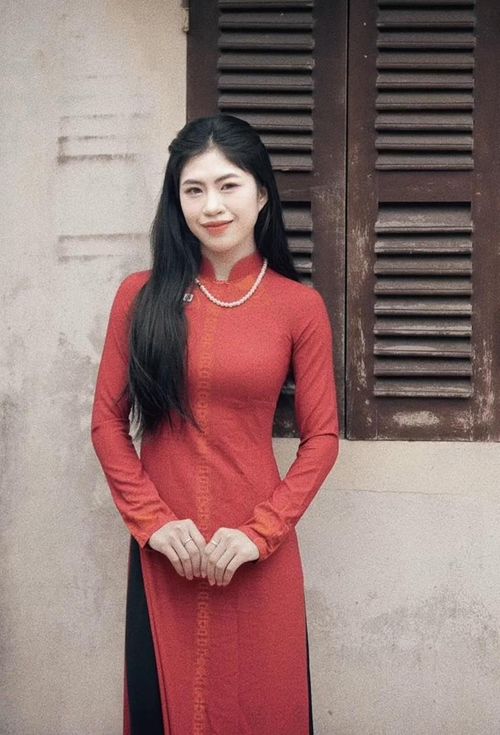 Thanh Nhã khoe nét dịu dàng khi diện áo dài trong dịp Tết Nguyên đán Giáp Thìn.