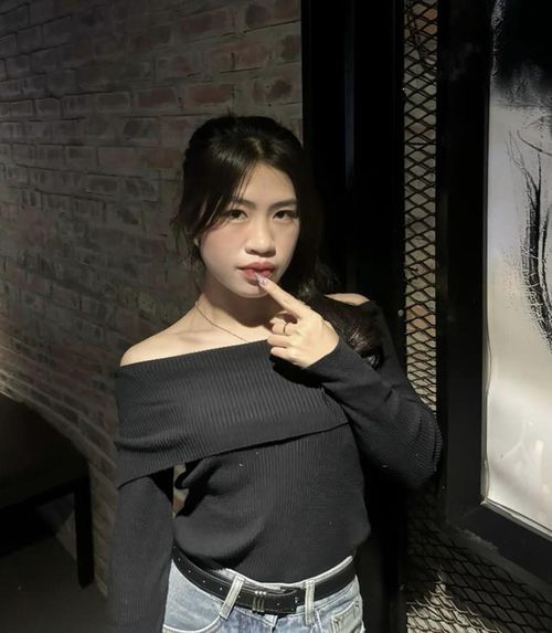Thanh Nhã diện áo hở vai màu đen kết hợp quần jeans khi đi xem phim hôm 15/2. Cũng như nhiều cô gái trẻ khác, chân sút sinh năm 2001 thích đi chơi, xem phim, uống trà sữa, cà phê, mua sắm khi có thời gian rảnh.